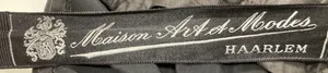 Label met tekst Maison Art et Modes / Haarlem