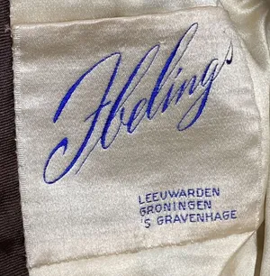 Label met tekst Ibelings / Leeuwarden / Groningen / 's-Gravenhage