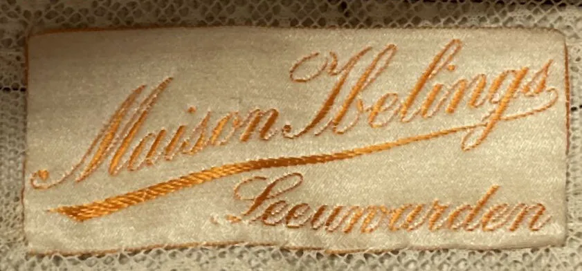 Label met tekst Maison Ibelings / Leeuwarden