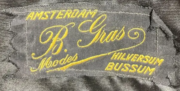 Label met tekst Amsterdam / B. Gras Modes / Hilversum / Bussum