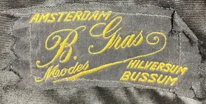 Label met tekst Amsterdam / B. Gras Modes / Hilversum / Bussum