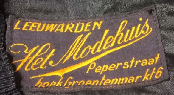 Label with textLeeuwarden / Het Modehuis / Peperstraat hoek Groentemarkt 6