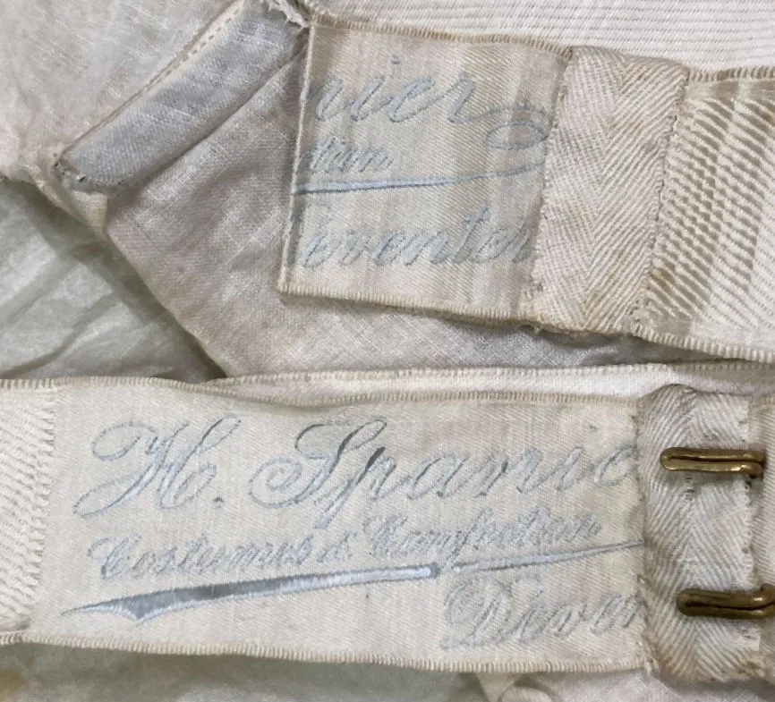 Etiquette avec texte H. Spanier / Costumes & Confection / Deventer