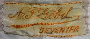 Label met tekst A. F. Göbel / Deventer