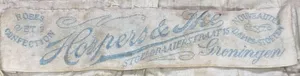 Label met tekst Hospers & Ike / Roes et Confection / Nouveautiés Dames-Stoffen / Stoeldraaierstraat 15 / Groningen