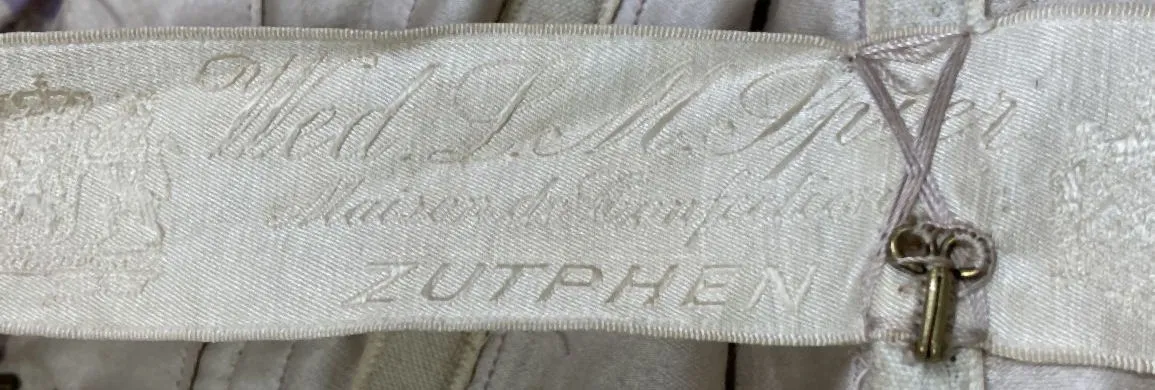 Label met tekst Wed. L. M. Spier / Maison di Confections / Zutphen