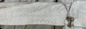 Label met tekst Wed. L. M. Spier / Maison di Confections / Zutphen