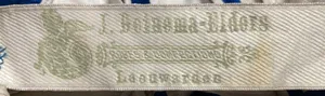 Label met tekst J. Deinema-Elders / Robes & Confections / Leeuwarden