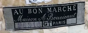 Label met tekst Au Bon Marché / Maison A Boucicaut / GT Paris