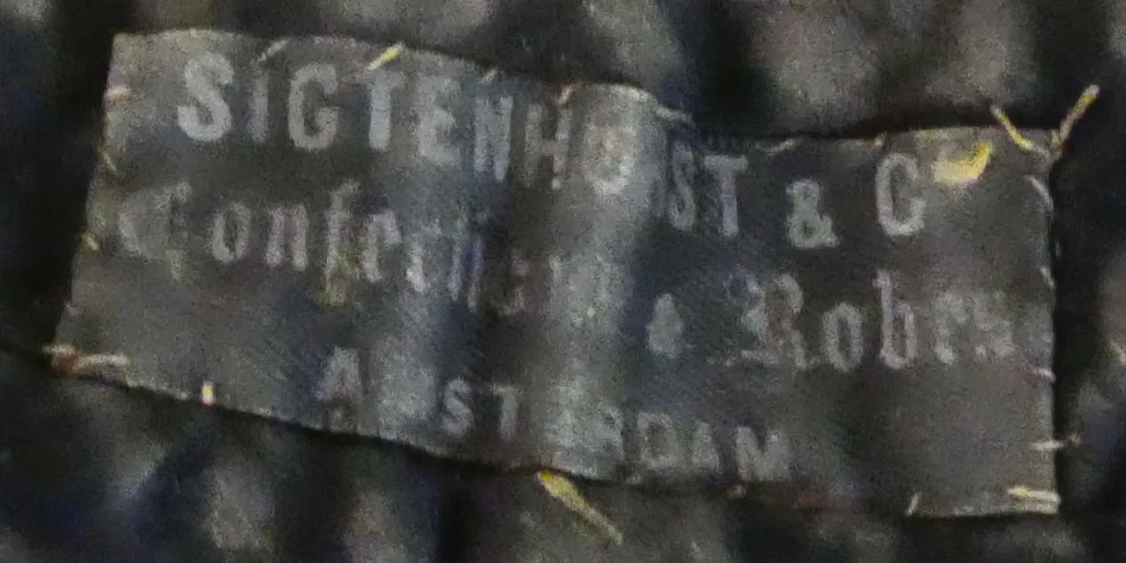 Label with textSigtenhorst & Co / Confections & Robes / Amsterdam