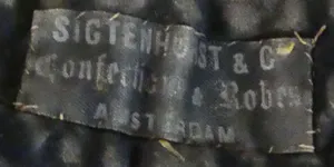 Label met tekst Sigtenhorst & Co / Confections & Robes / Amsterdam