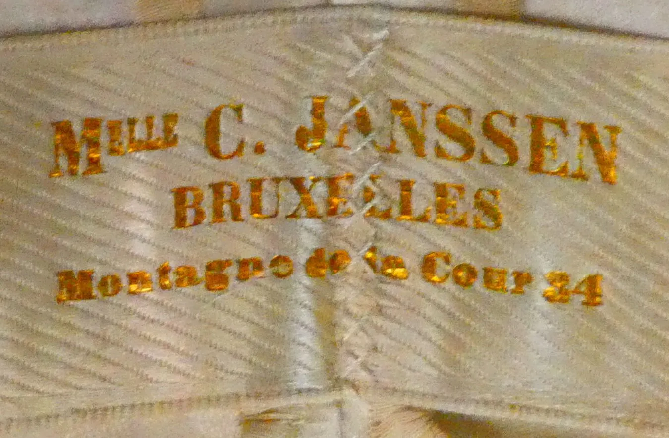 Label with textMlle C. Janssen / Bruxelles / Montagne de la Cour 54