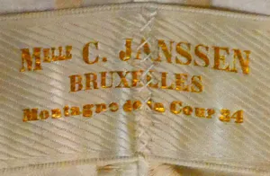 Label met tekst Mlle C. Janssen / Bruxelles / Montagne de la Cour 54