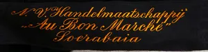 Label met tekst N.V. Handelsmaatschappij / Au Bon Marché / Soerabaja