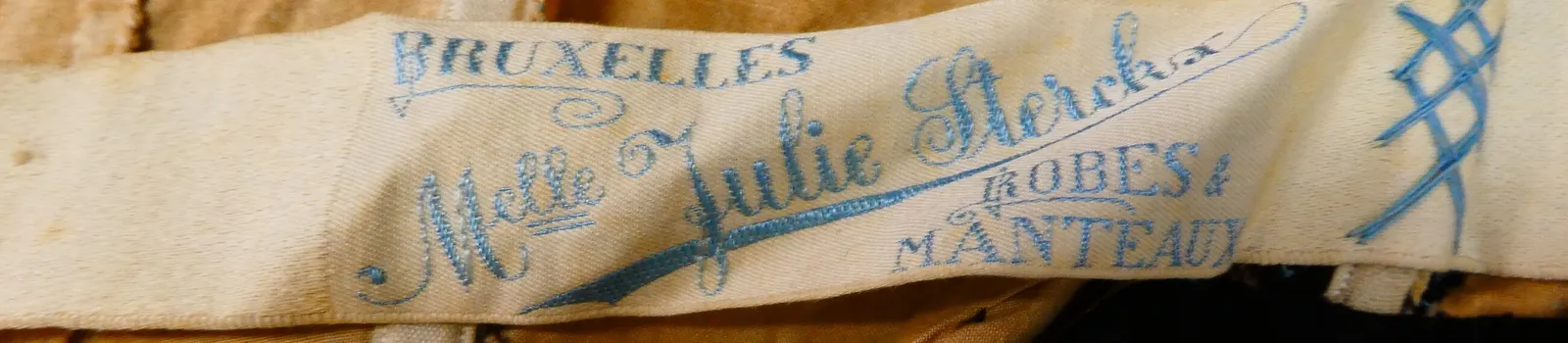 Label with textBruxelles / Melle Julie Sterckx, Robes & Manteaux