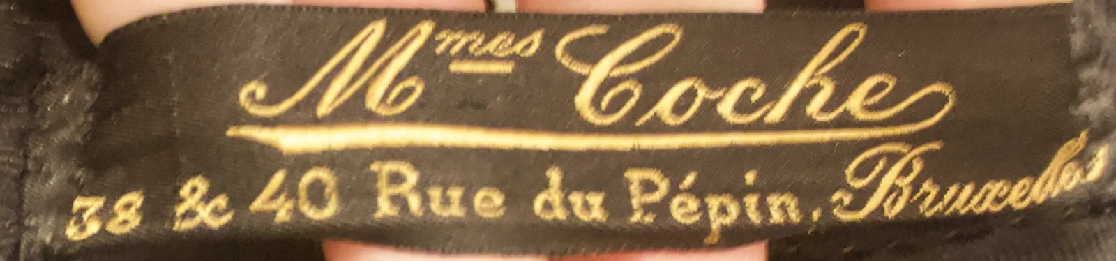 Label met tekst Mmes Coche / 38 & 40 Rue du Pépin. Bruxelles