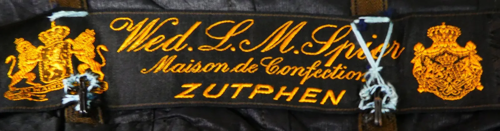 Label met tekst Wed. L. M. Spier / Maison de Confection / Zutphen