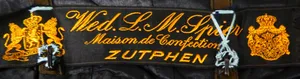 Label met tekst Wed. L. M. Spier / Maison de Confection / Zutphen