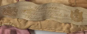 Label met tekst Maria / Maddox Street W. / Robes de Cour