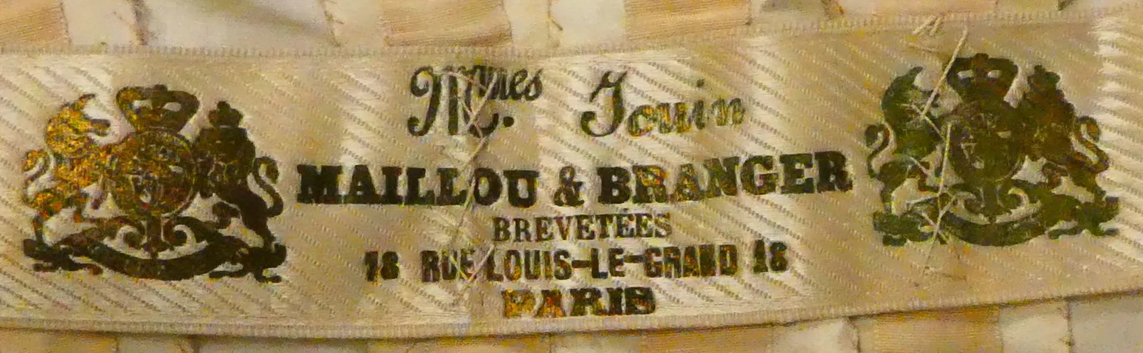 Label met tekst Mmes Jouin / Maillou & Branger / Brevetés / 18 RUE LOUIS-LE-GRAND 18 / PARIS