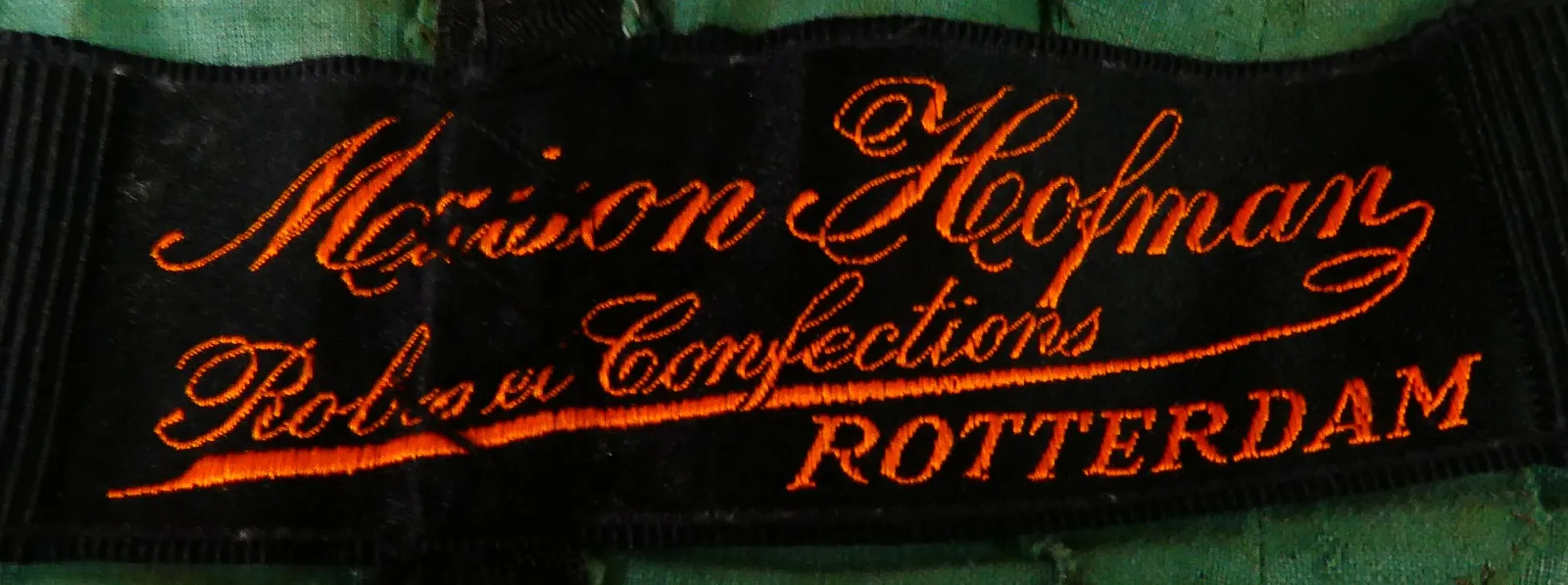 Etiquette avec texte Maison Hofman / Robes & Confections / Rotterdam