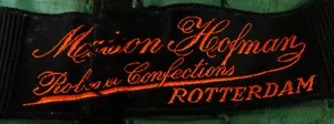 Label met tekst Maison Hofman / Robes & Confections / Rotterdam