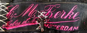 Label met tekst C.M. Berke / Robes et tailleurs / Amsterdam