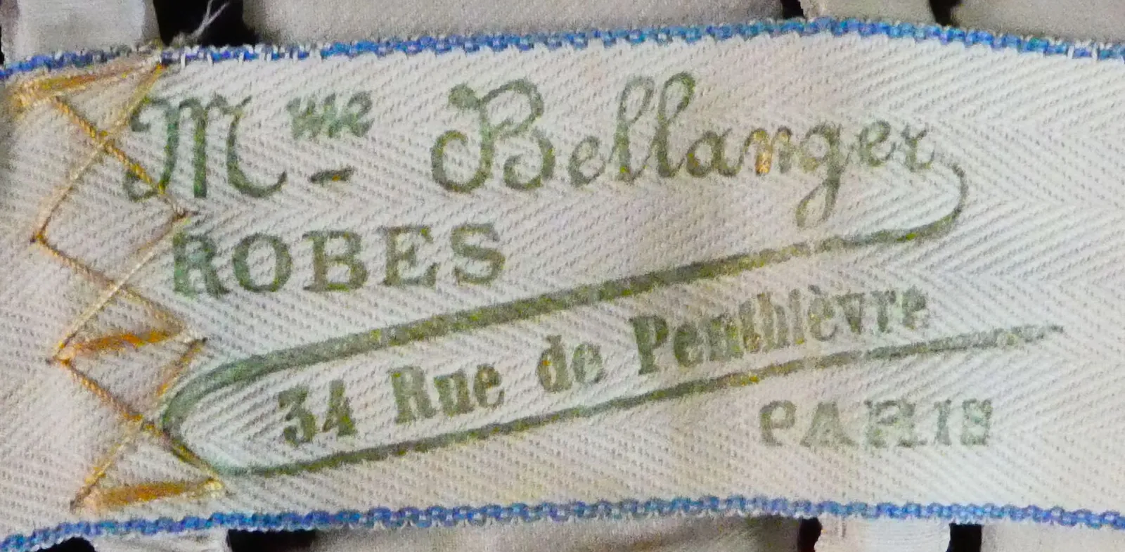 Etiquette avec texte Mme Bellanger / Robes / 34 Rue de Penthièvre / Paris