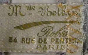 Label met tekst Mme Bellang... / Robes / 34 Rue de Penthiè… / Paris