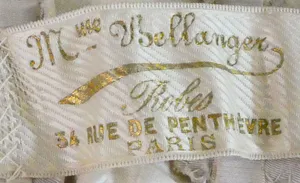 Label met tekst Mme Bellanger / Robes / 34 Rue de Penthièvre / Paris