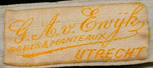 Label met tekst G.A. van Ewijk / Robes & Manteaux / Utrecht