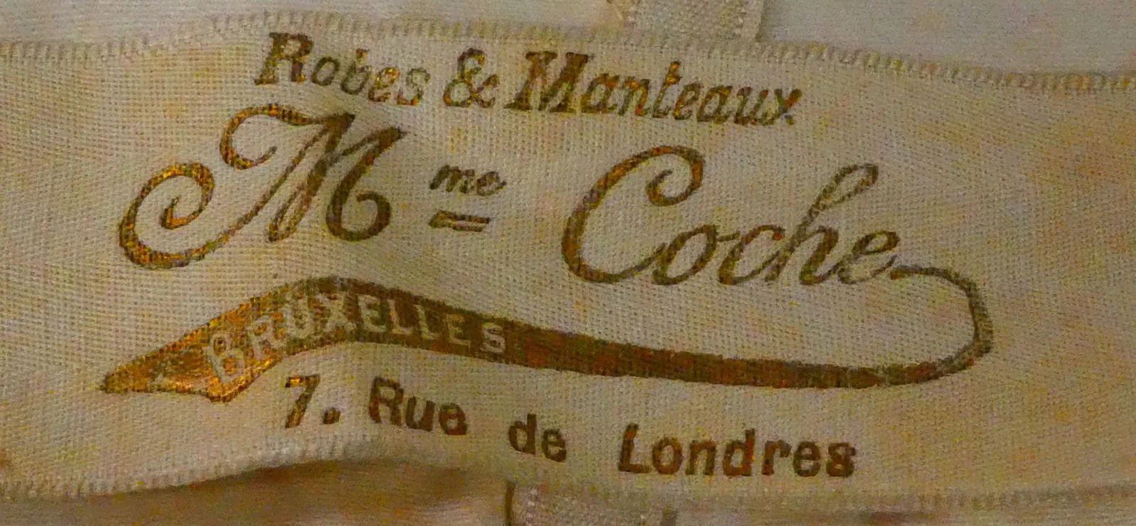 Label met tekst Robes et Manteaux, Mme Coche, Bruxelles, 7 Rue du Londres