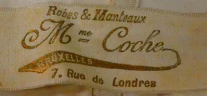 Label met tekst Robes et Manteaux, Mme Coche, Bruxelles, 7 Rue du Londres