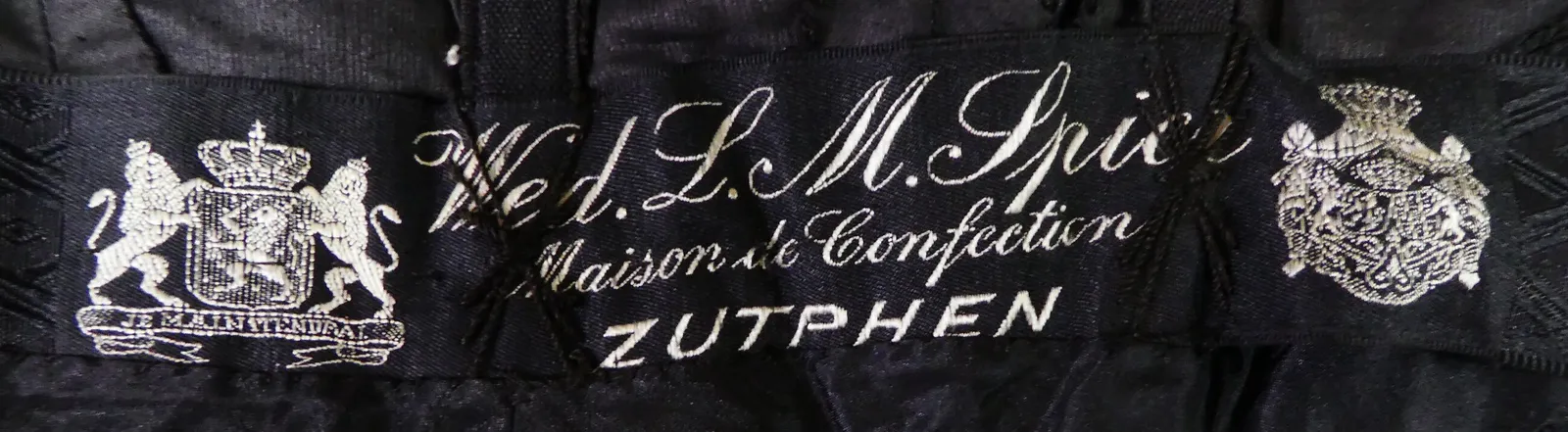 Label met tekst Wed. L. M. Spier / Maison de Confection / Zutphen