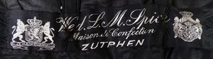 Label met tekst Wed. L. M. Spier / Maison de Confection / Zutphen