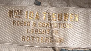 Label met tekst Mme Ida Teeuwen / Robes & confections / Oppert 95 / Rotterdam