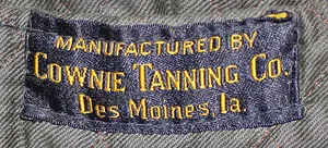Label met tekst Cownie Tanning Co., Des Moines, Ia