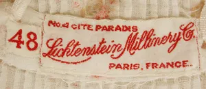 Label met tekst No. 4 CITE PARADIS / Lichtenstein Millinery Co. / PARIS, FRANCE