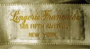 Label met tekst Lingerie Francaise / 509 FIFTH AVENUE. / NEW YORK