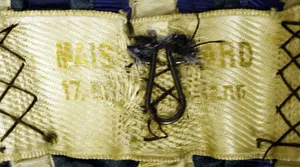 Label met tekst Maison . . . ard, 17 Bl . . . mann