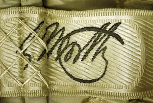 Label met tekst C. Worth, Paris
