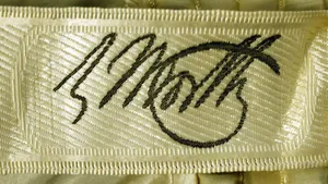 Label met tekst C. Worth, Paris