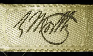 Label met tekst C. Worth, Paris