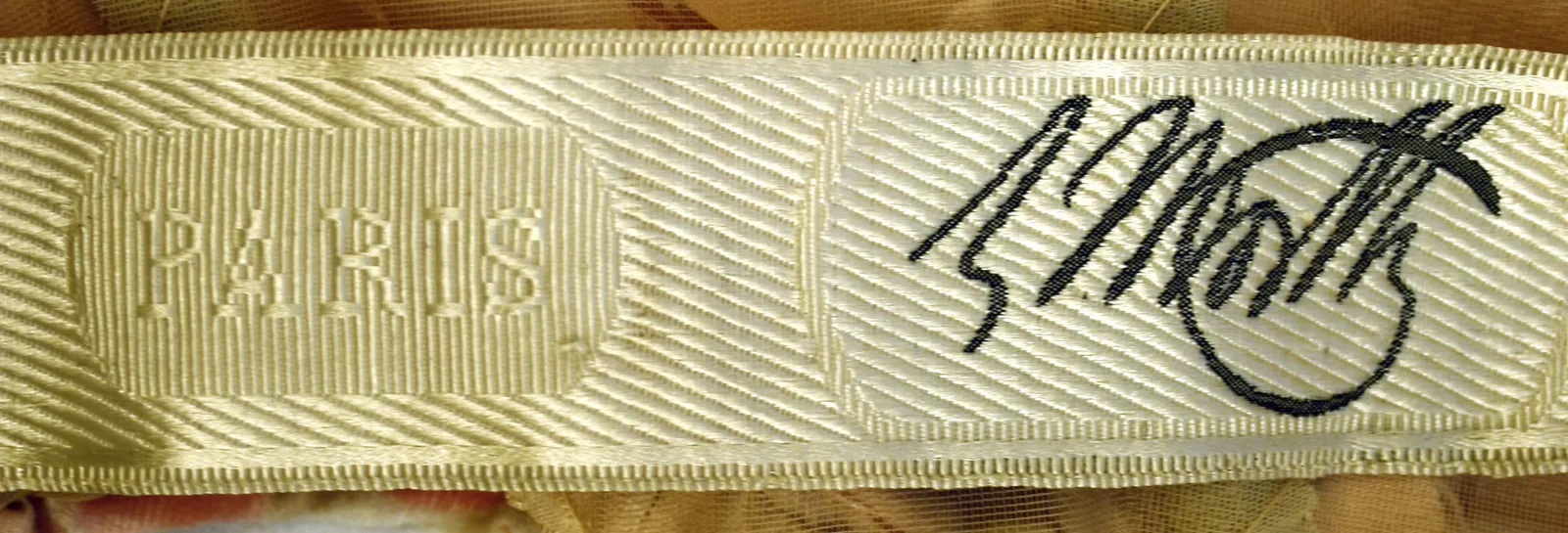 Label with textC. Worth, Paris