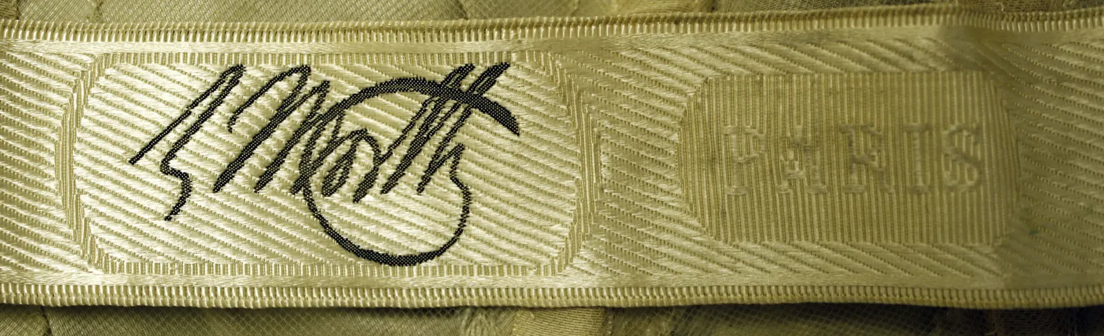 Label with textC. Worth, Paris