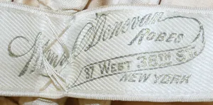 Label met tekst Mme. O'Donovan / Robes / 37 West 38th St / New York