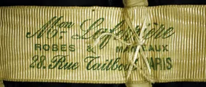 Label met tekst Mon Laferrière / Robes & Manteaus / 28 Rue Taitbout Paris