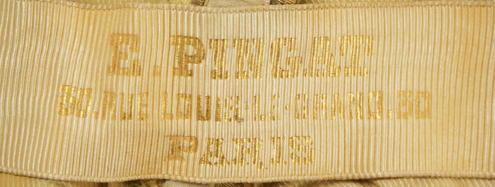 Label met tekst E. PINGAT / 30. RUE LOUIS-LE-GRAND 30 / PARIS