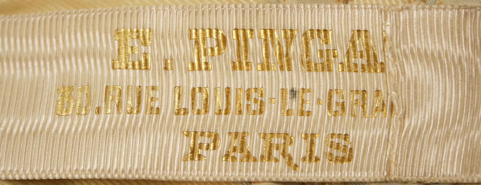 Label met tekst E. PINGAT / 30. RUE LOUIS-LE-GRAND 30 / PARIS