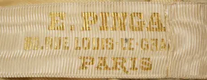 Label met tekst E. PINGAT / 30. RUE LOUIS-LE-GRAND 30 / PARIS